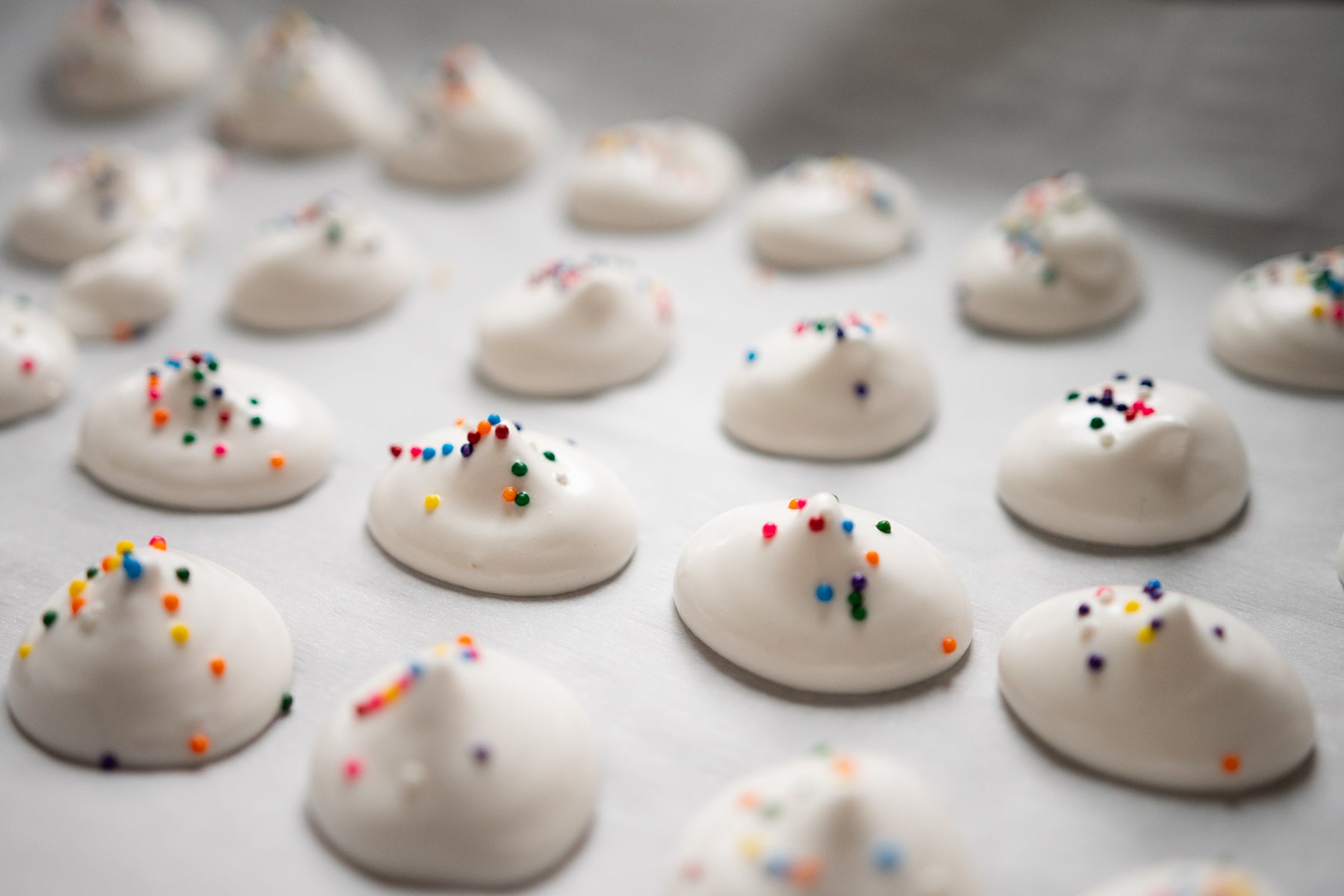 SIMPLE AQUAFABA MERINGUES – Happy Dance